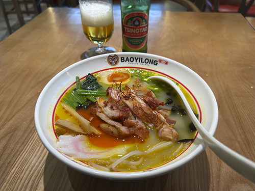 Bol de noodles caseros con cerveza Tsingtao en vajilla de Baoyilong