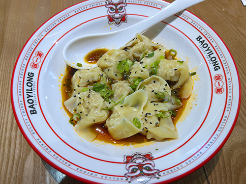 Wonton en aceite rojo en bol de Baoyilong