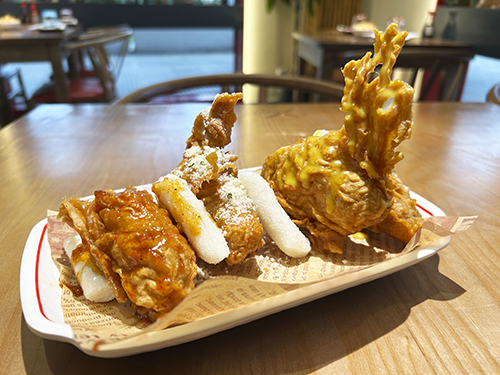 Pollo coreano con tteok servido en el comedor
